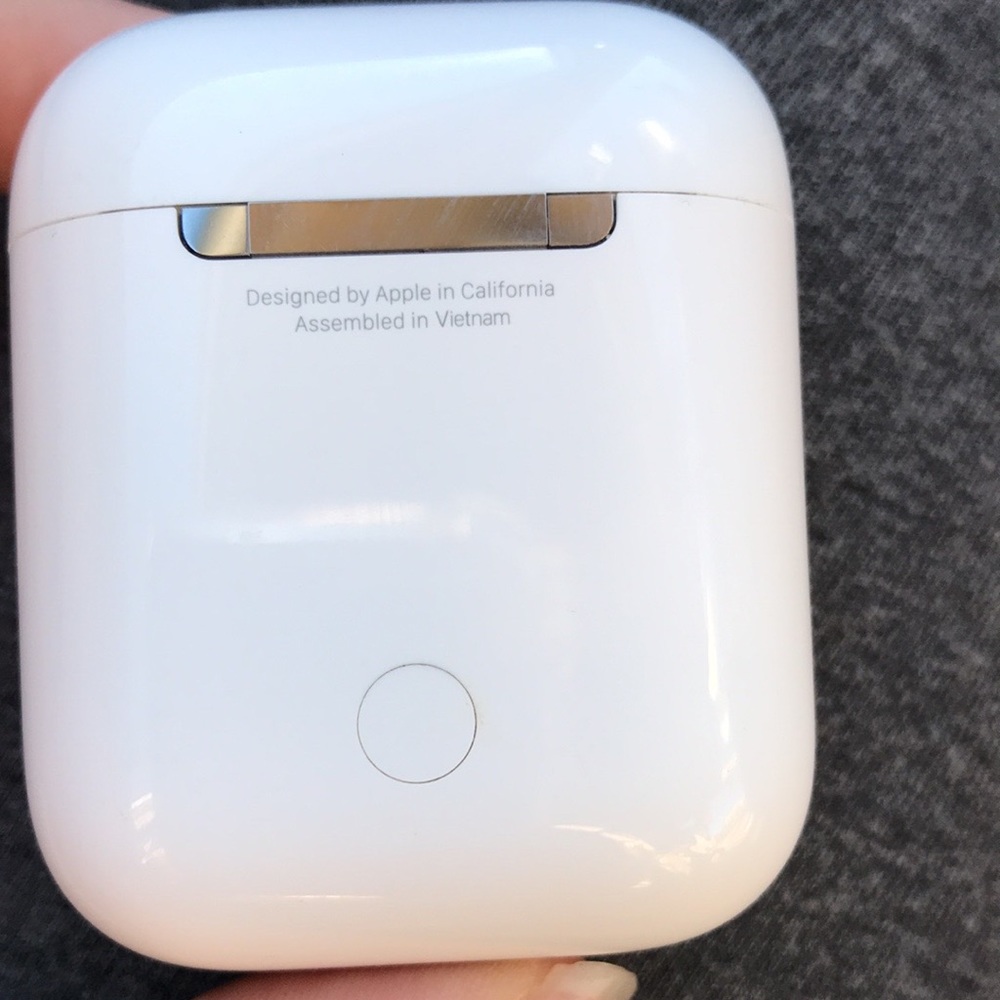 Apple AirPods charging case